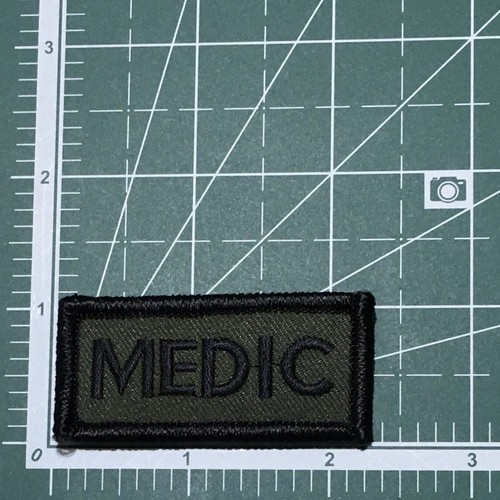 Combat Medic Patch Green Black Woodland Fits VELCRO® BRAND Loop Fastener - 第 2/5 張圖片