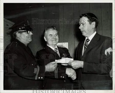 1972 Press Photo James Mills present check to Jeremiah Sullivan & W. Scott Allan