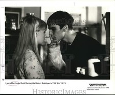 1998 Press Photo Laura Harris & Josh Hartnett in Robert Rodriguez's The Faculty
