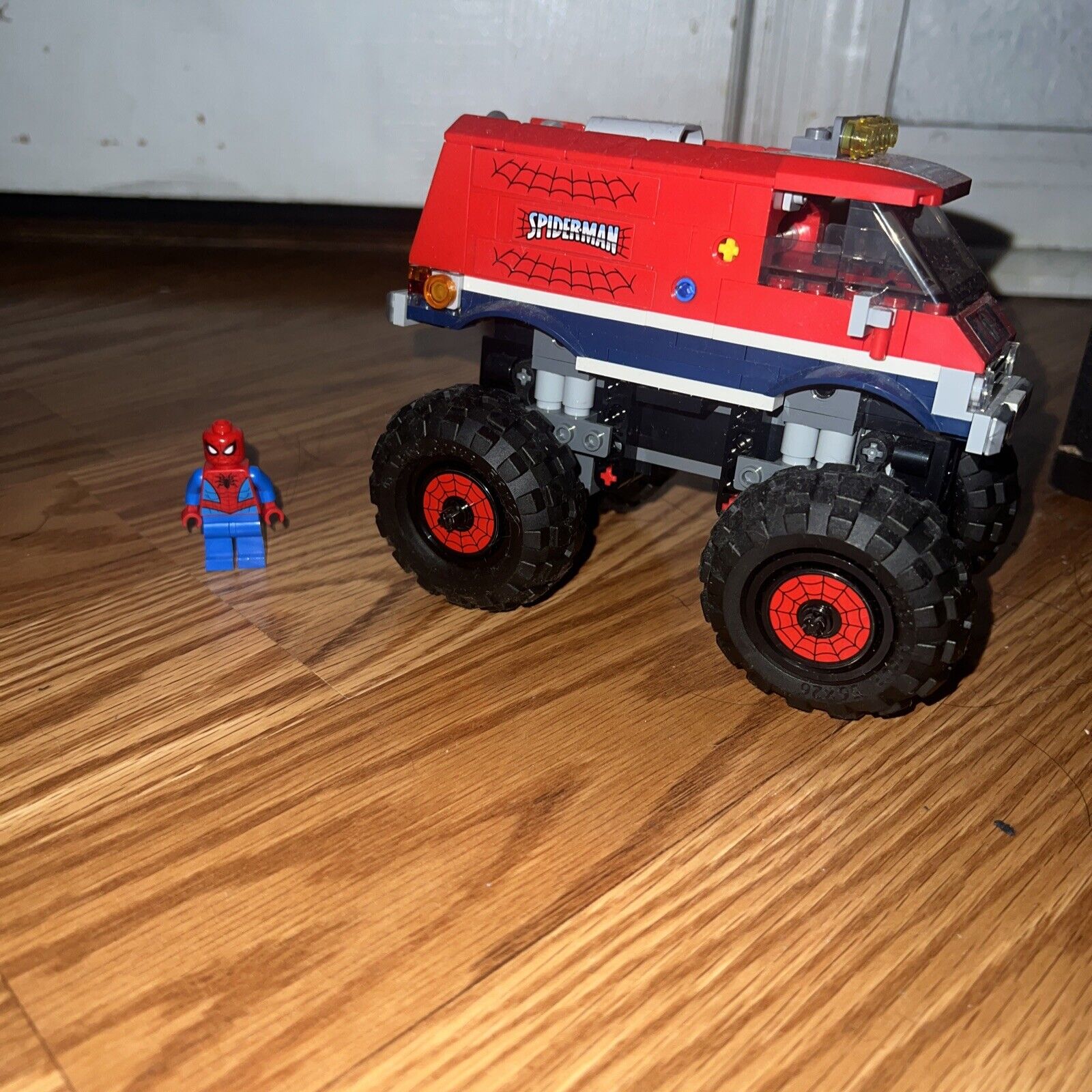 LEGO Super Heroes: Spider-Man's Monster Truck (76174) truck and spidey only