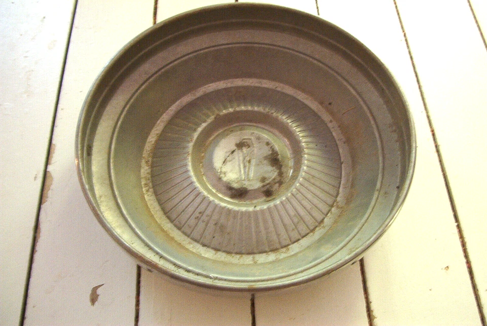 Tapa de plato para perro Plymouth GTX/Belvedere 66-67 vintage original, sobreviviente sólido Foto 2 de 2