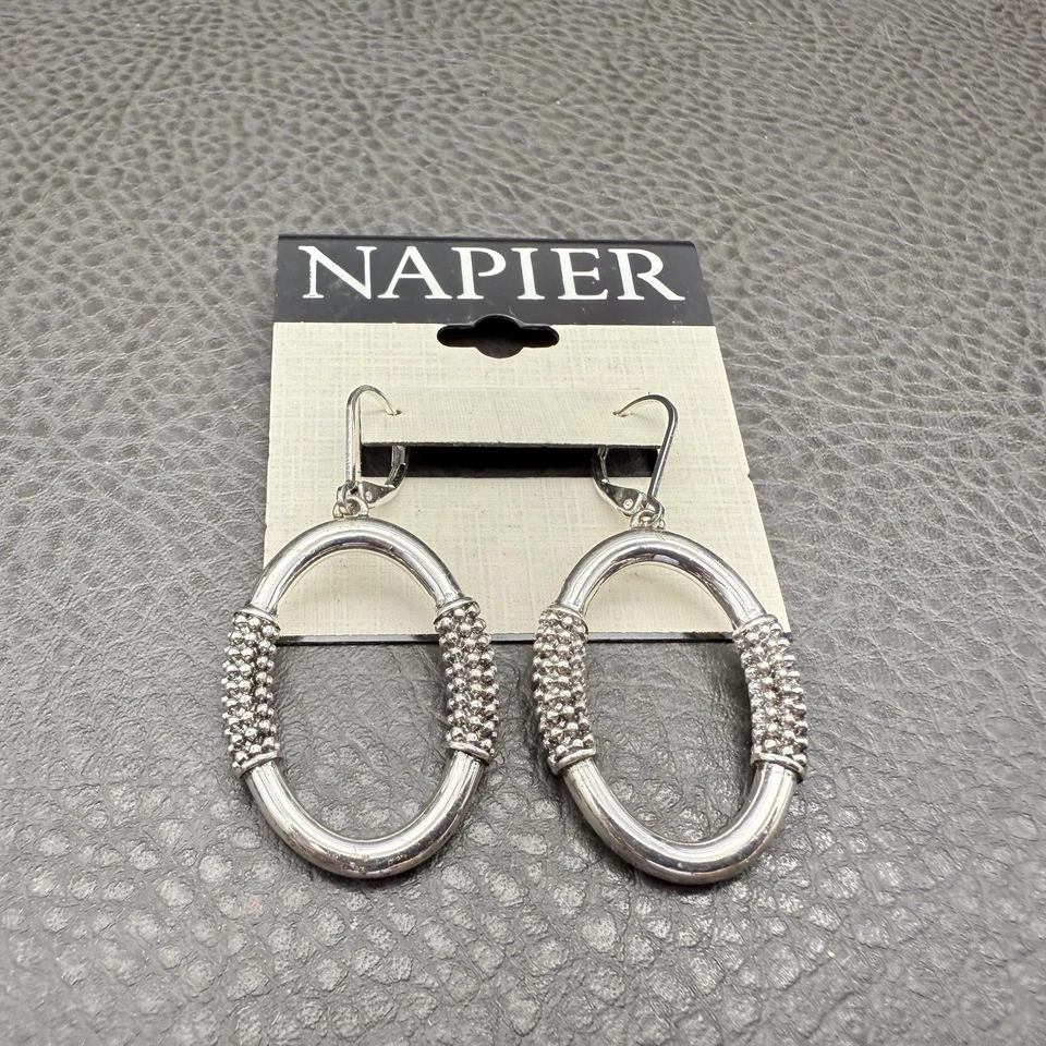 Pendientes colgantes ovalados Napier tono plata texturizados cuentas colgantes joyería de moda Foto 4 de 4