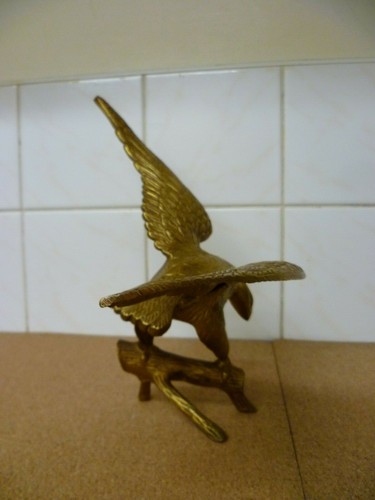 A VINTAGE HEAVY CAST BRASS EAGLE FIGURINE. AMERICAN CAST BRASS EAGLE FIGURE - Picture 4 of 9