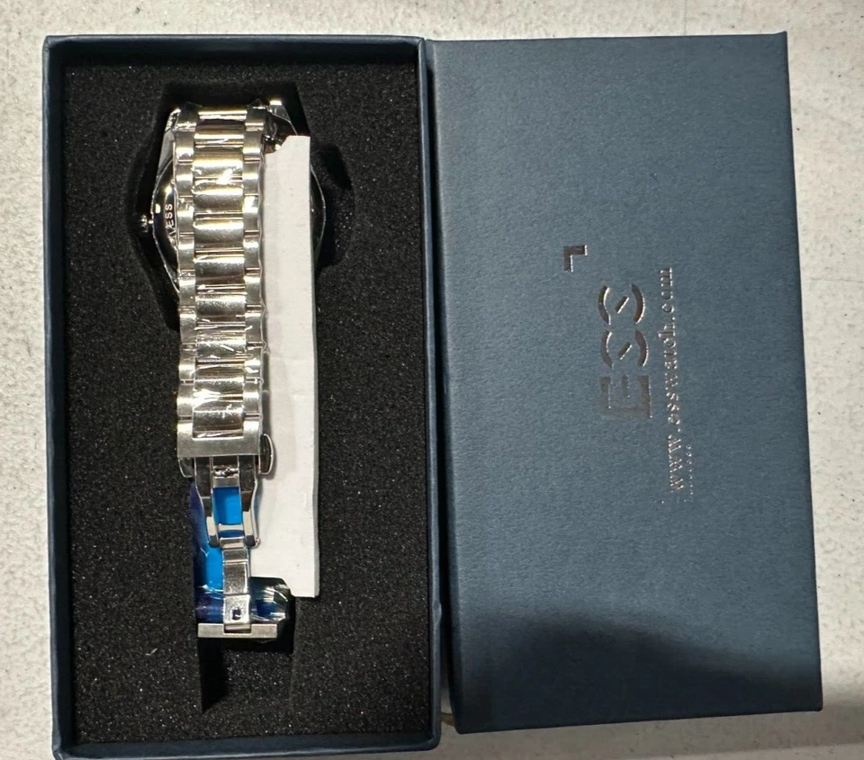 ESS SILVER COLOR HAND WATCH - Image 2 of 3