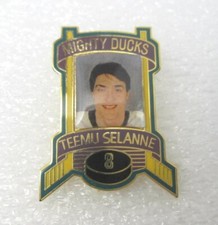 Mighty Duck Teemu Selanne #8 Lapel Pin (A683)