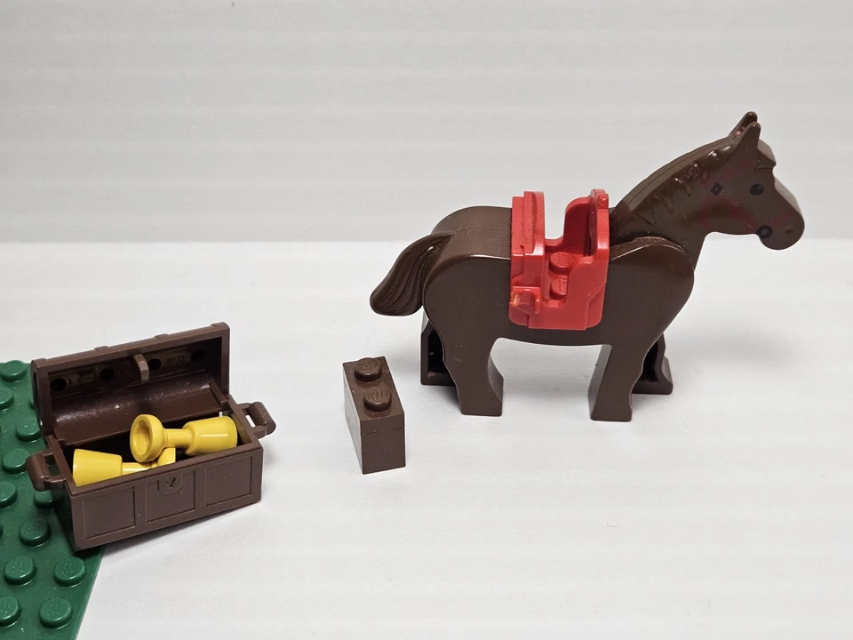 LEGO Castle: Camouflaged Outpost (6066) Vintage 1987, Near Complete, Very Nice!! - Image 4 of 4