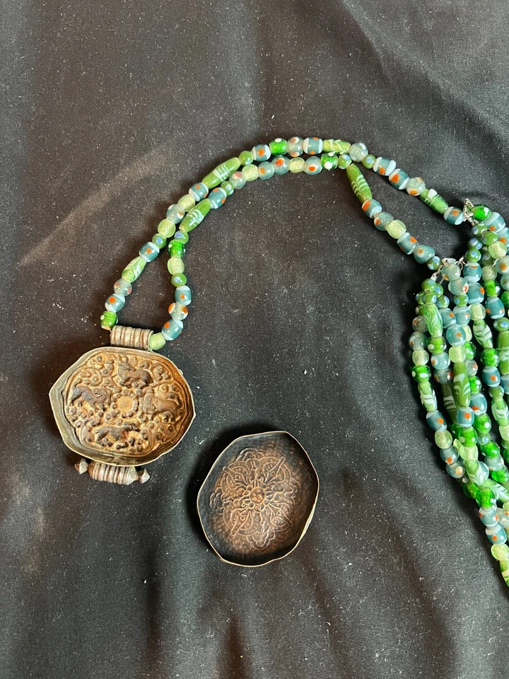 Estuche amuleto Gau de plata tibetana estilo antiguo con pequeñas cuentas Chevron y turquesa Foto 3 de 4