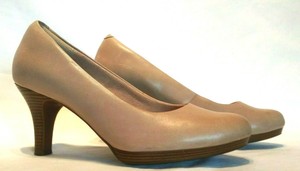 clarks pumps beige