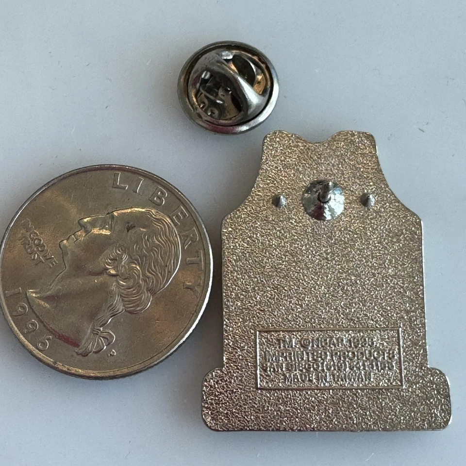 Prendedor de solapa con logotipo de camiseta Dennis Rodman Chicago Bulls 1996 de colección tono plateado nuevo en stock Foto 3 de 3