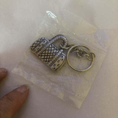 VINTAGE VERA BRADLEY BORSA CLASSICA METALLO PORTACHIAVI CHARM ARGENTO PORTACHIAVI Nuovo - Foto 3 di 3