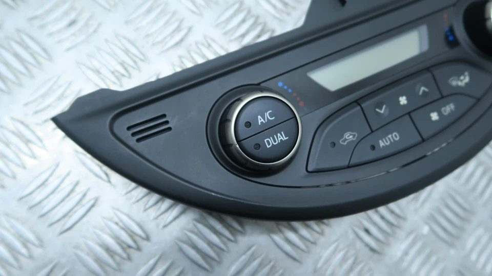 Toyota Yaris Hybrid Icon 2015 1,5 gasolina MK3 calefacción climatización ref14576 Foto 3 de 4