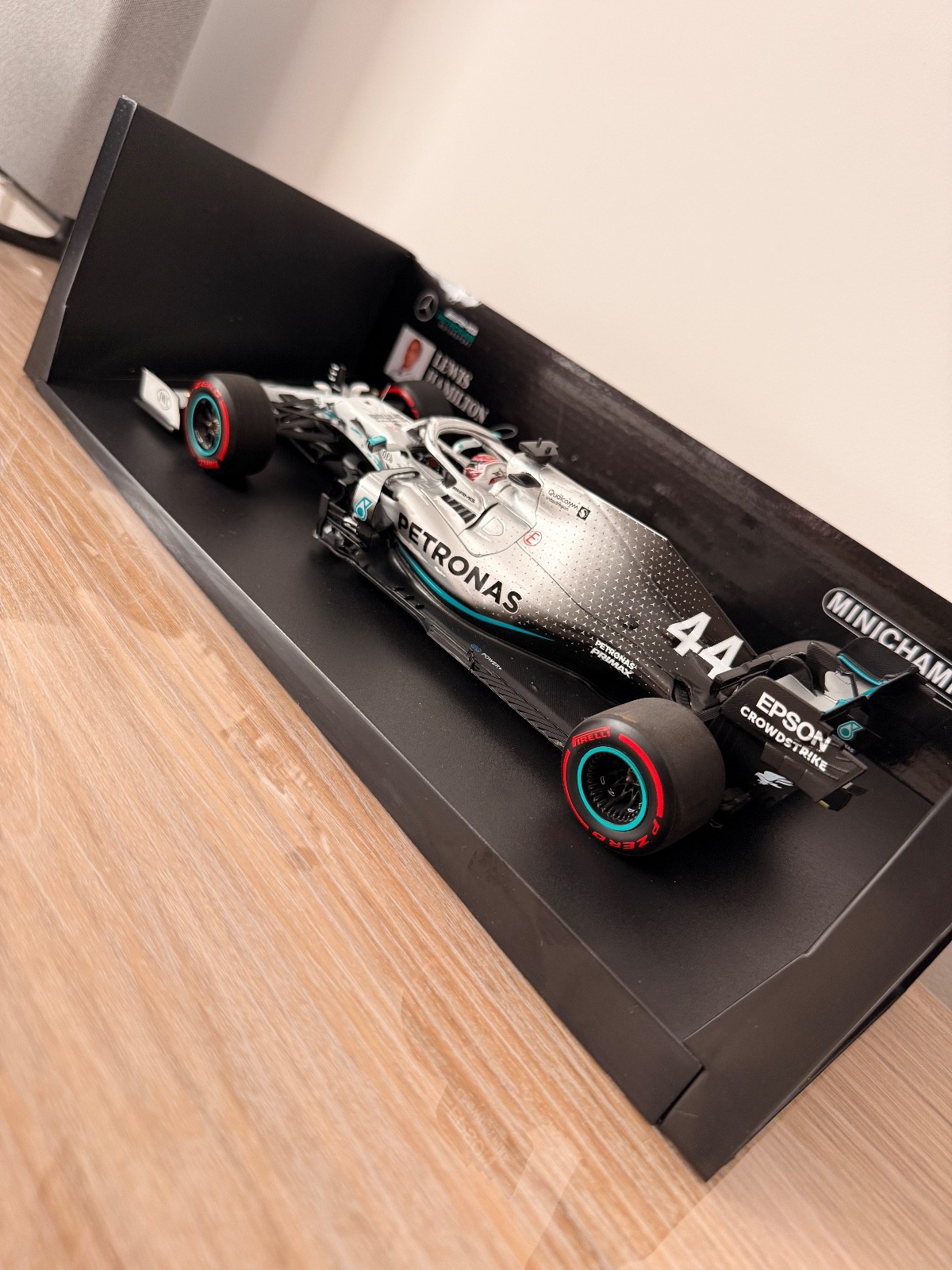 Voiture collection Lewis Hamilton en résine premium, la Mercedes-AMG F1 W10 haut de gamme