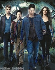 Tomorrow People List Amell Luke Mitchell Yoo Autographed Signed 8x10 Photo COA