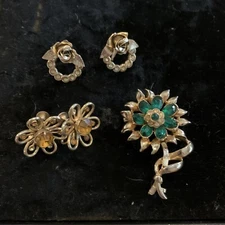 Vintage Cora Brooch Pin Gold Tone Green Rhinestone Flower & 2 Pairs Of Earrings