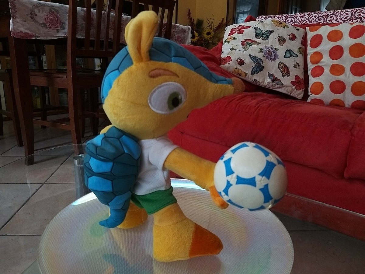 Peluche Fuleco Mascotte Mondiali 2014 - 25cm, Con Palla, Collezionabile