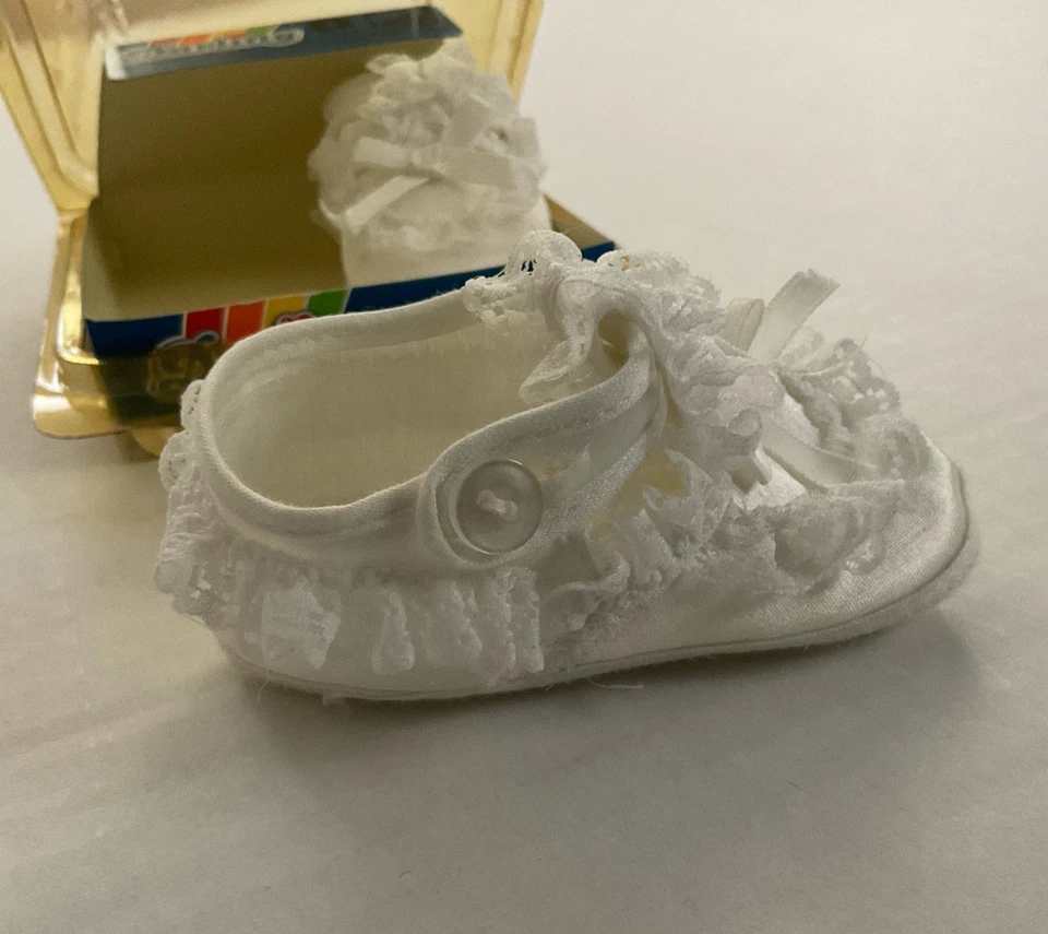 Zapatos para cuna de bebé Darling vintage de satén y encaje, recién nacido talla 0 Foto 3 de 4