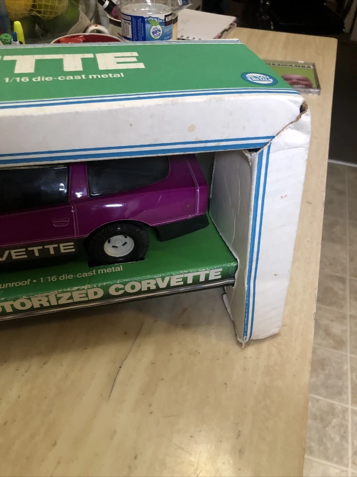Corvette Ertl escala 1/16 púrpura motorizado Foto 4 de 4