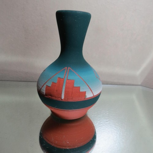 Swallow Sioux signed Red Clay Vase - Picture 7 of 16