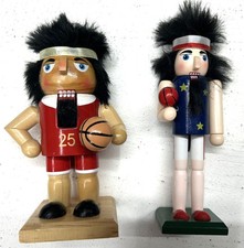 Basketball Spieler NUSSKNACKER Set 6,5" Holz schwarze Haare rot blau Trikots Baller 