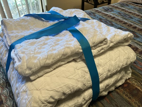 WEST ELM COTTON WHITE FRENCH MATELASSE DUVET COVER & 2 SHAMS KING FAIR TRADE