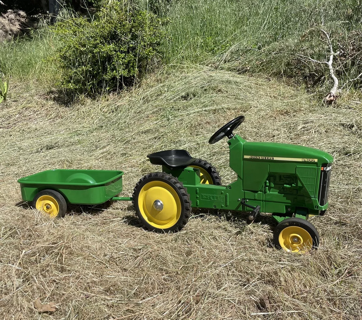 Ertl John Deere 8400 Pedal Tractor Stk 5099AO w Original Box