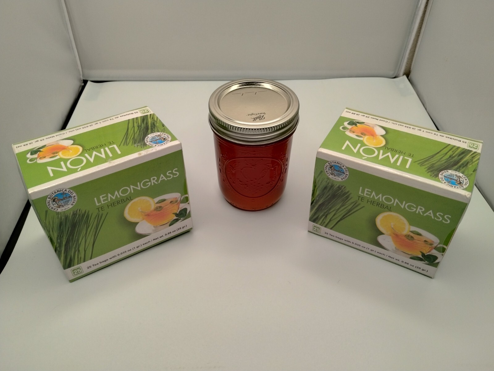 UN CUARTO DE MIEL DE ABEJA 2 CAJAS  DE TE LIMON  TE HERBAL TEA 50 BAGS 0.0035 OZ