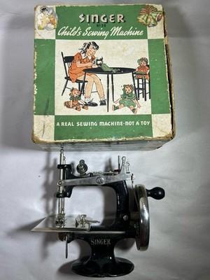 Vintage Singer Toy Sewing Machine Model 20 Sewhandy w/ Original Box Child s Hand