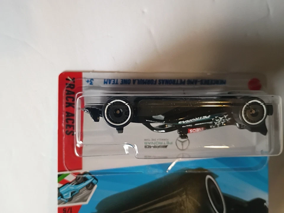 Mercedes-AMG Petronas Formula 1 One Team Mainline 2025 Hot Wheels  Foto 3 de 4
