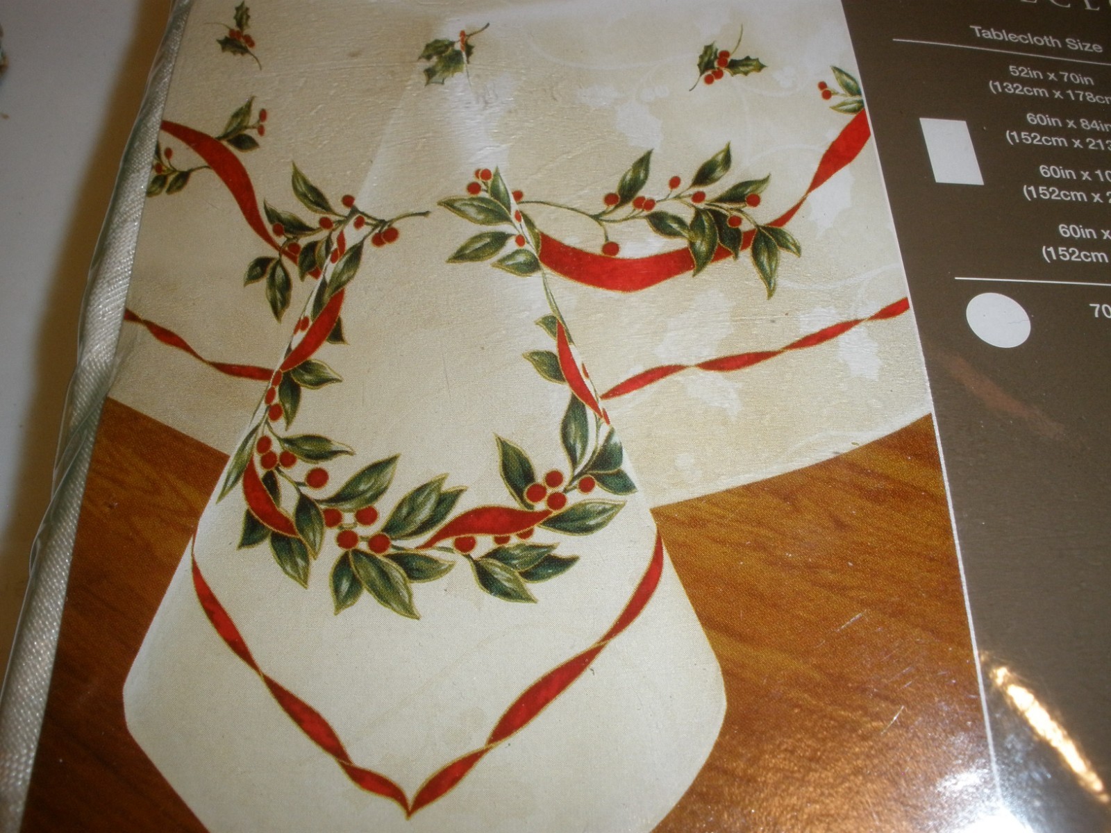 NEW Christmas Laurel Tablecloth 70" Round Bed Bath Beyond (SU104)