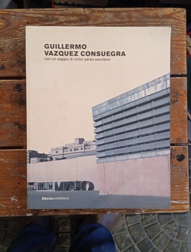 Guillermo Vazquez Consuegra mit einem Aufsatz von Victor Perez Escolano - Bild 1 von 4