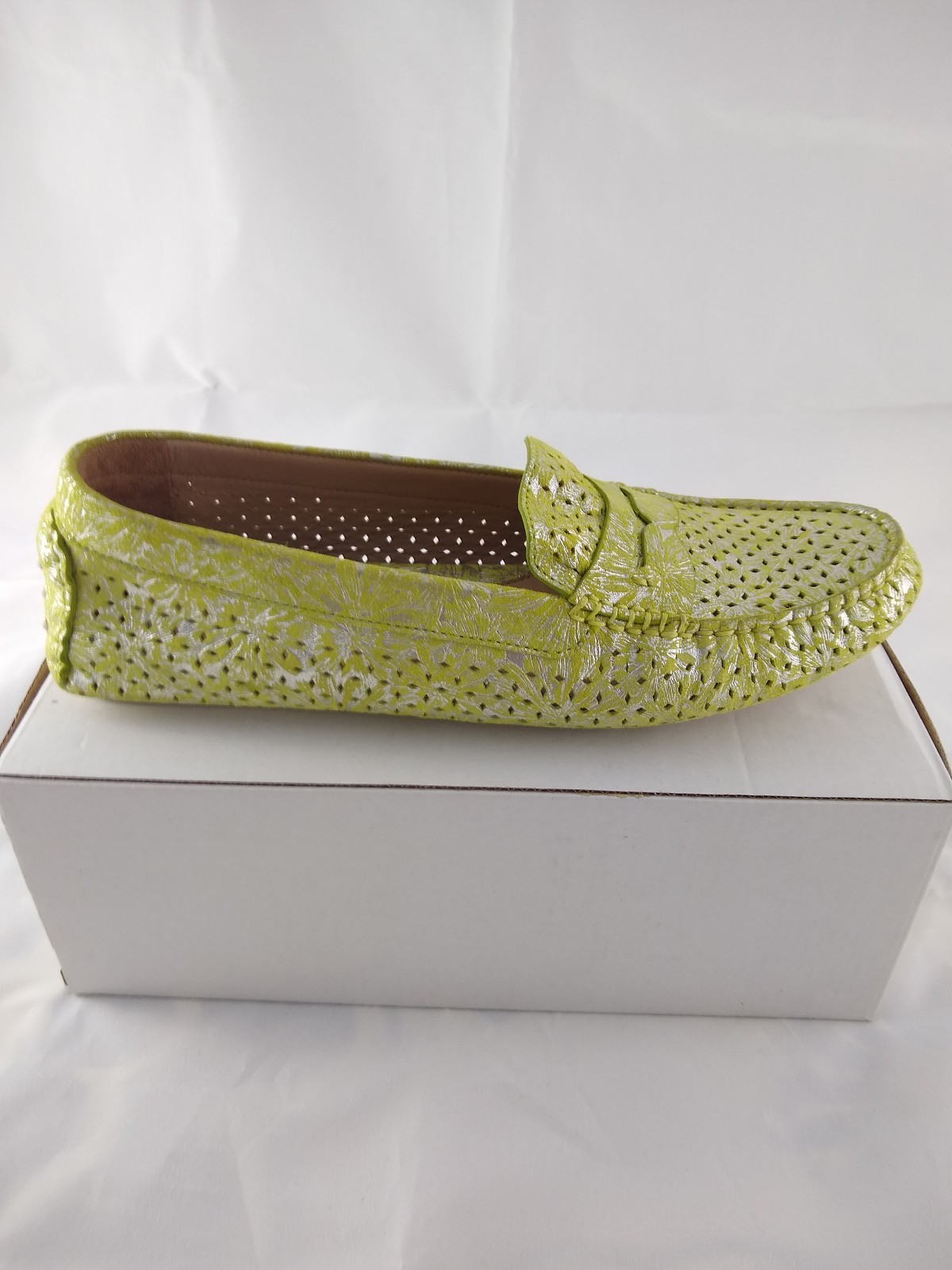 Women's Johnston and Murphy Maggie Penny Loafer Green Flat NubSize 9.5 New Women's Johnston and Murphy Maggie Penny Loafer Green Flat NubSize 9.5 New