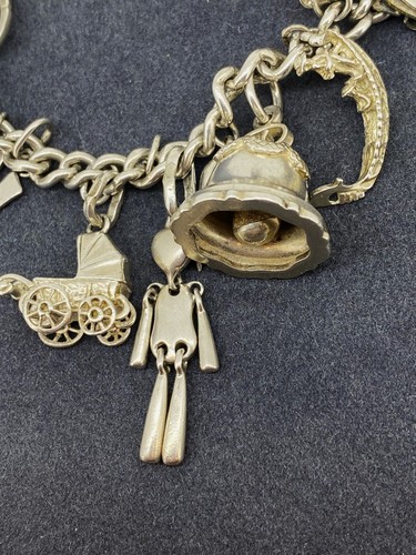 925 Sterling Silver Curb Link Vintage Charm Bracelet with 20 Charms. 59.6gr. - Picture 6 of 9