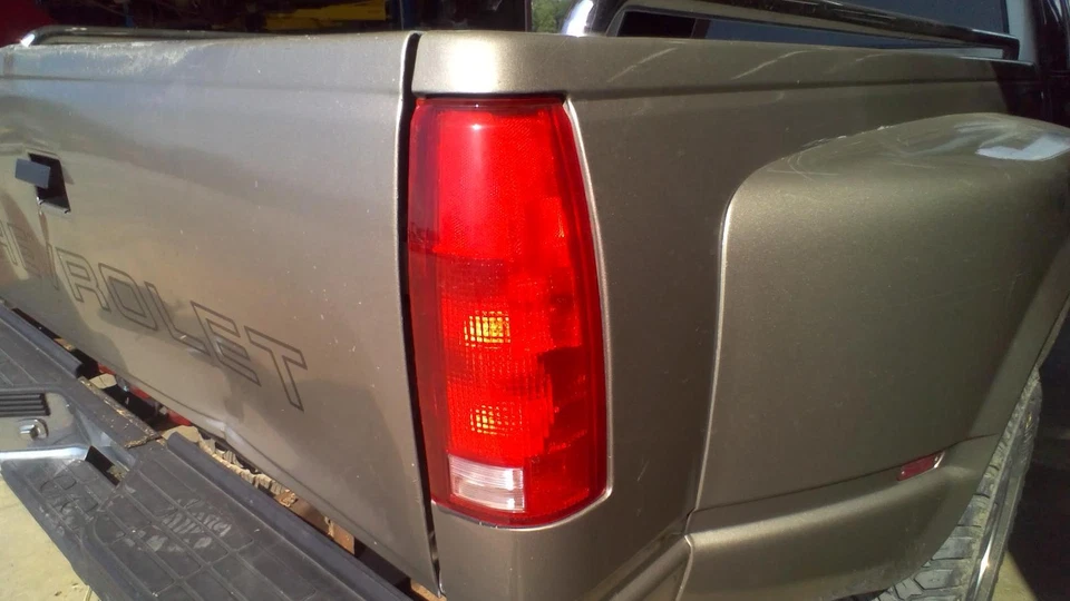 Б/у правый задний фонарь в сборе подходит: 2000 Chevrolet 3500 пикап Fleetside справа - Изображение 2 из 4