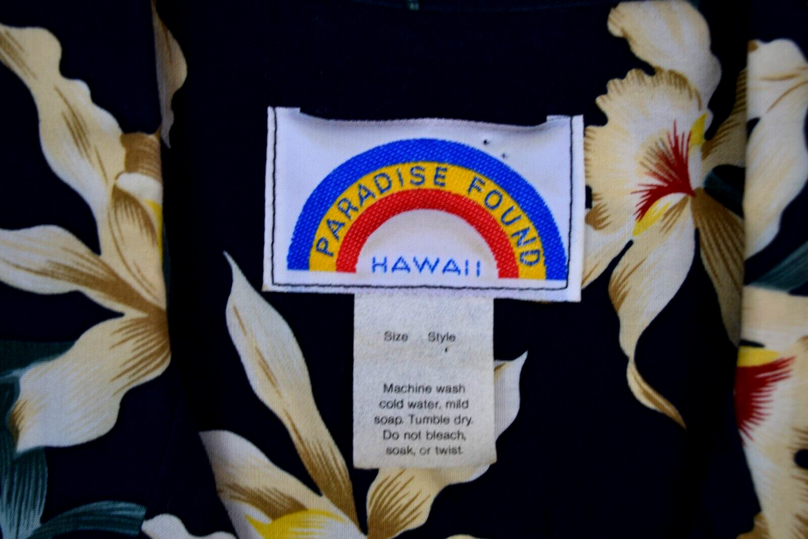 Vintage Hawaiian Shirt Paradise Found Size M 80s Black Star Orchid Magnum 83-88