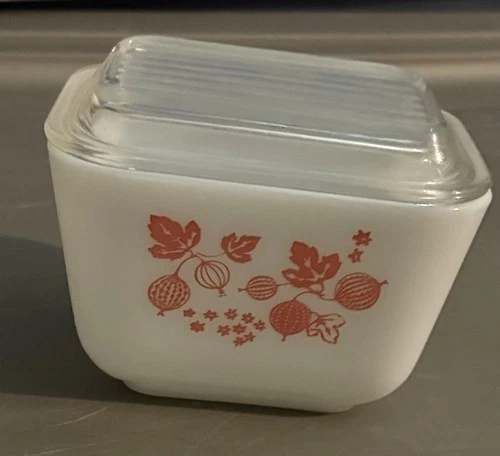 Vintage Kitchenware 1 1/2 cup refrigerator dish Pyrex, Gooseberry 1857-1966