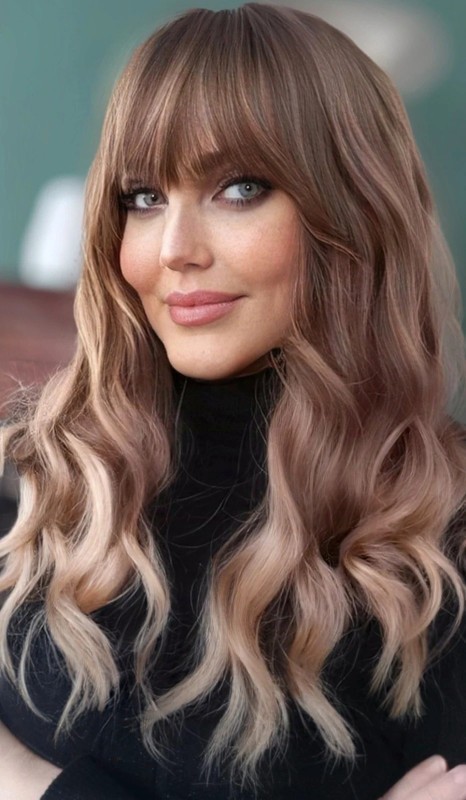 Wavy wig châtain nuances blondes miel avec frange - Perruque femme longue ondulée