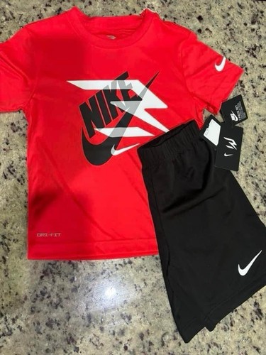 Ensemble court Nike garçon 2 pièces neuf avec étiquette taille 7 Dri Fit