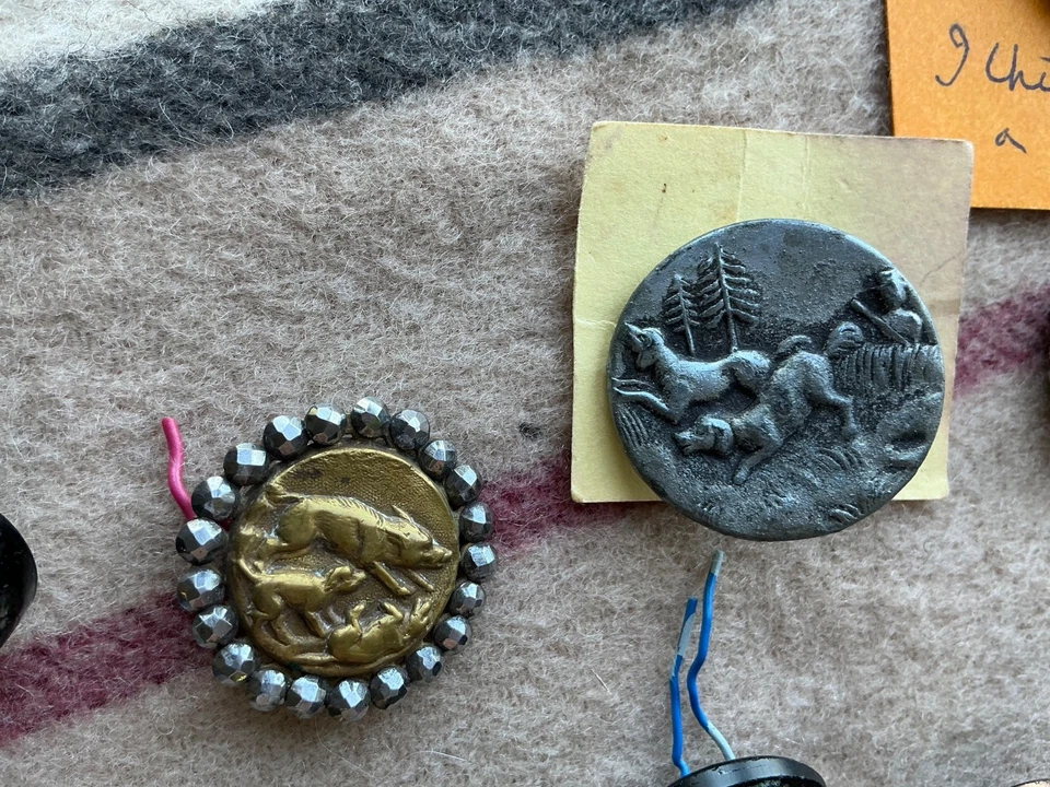 LOT of AMAZING antique buttons!! Animals and scenes!! Glass, pewter, tin, more - Image 3 of 4