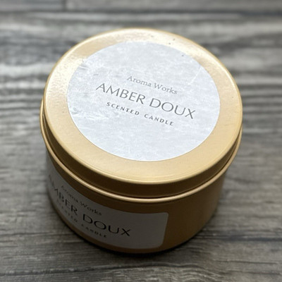Aroma Works Amber Doux Duftkerze gold/weiß rund in Metalldose, 1 Stück