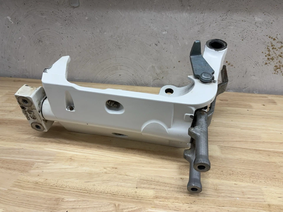 Funda giratoria y brazo de dirección Honda BF150 BF 135 115 140 150 Grand Prix blanco 2007 Foto 3 de 4