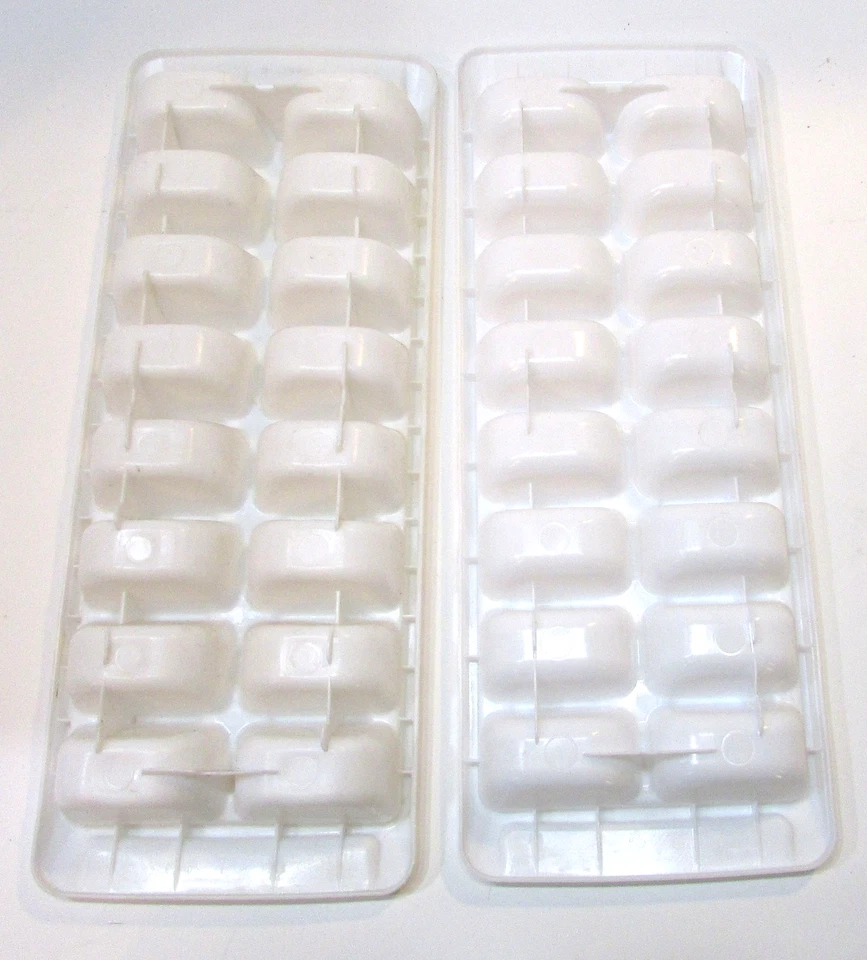 Dos buenas bandejas de cubitos de hielo blancas de plástico Rubbermaid de colección de los años 80 tamaño 5x12 Foto 2 de 2
