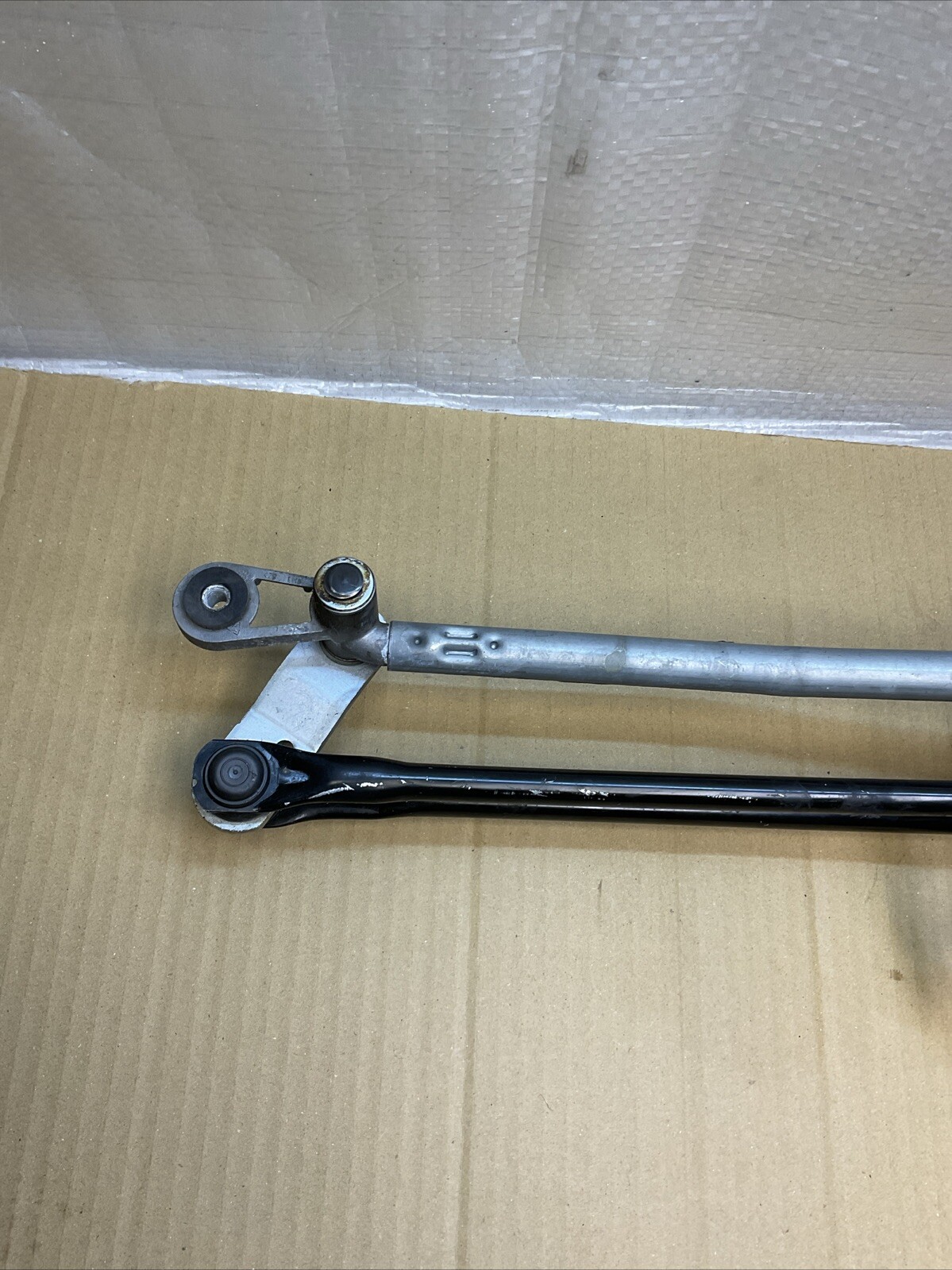 14-20 Maserati Quattroporte Front Windshield Wiper Mechanism 670007561 OEM