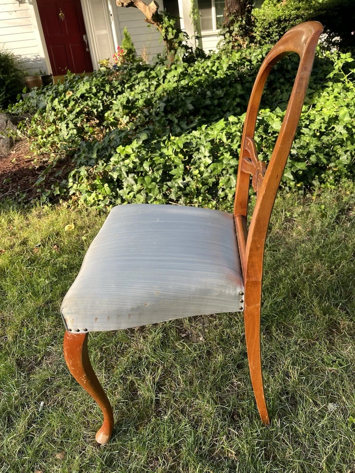 Sillas pequeñas antiguas estilo francés Foto 4 de 4