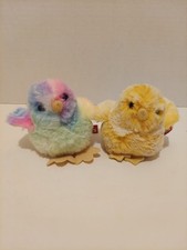 "Juego de 2 peluches Douglas Chick amarillo y arco iris 4"" peluche granja Pascua"