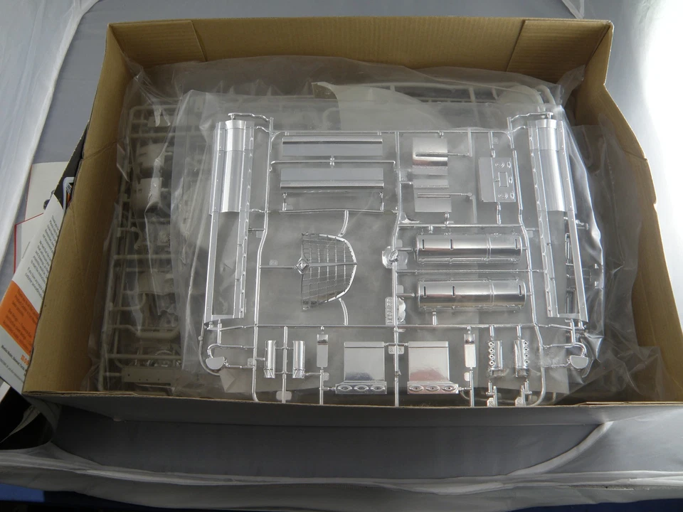 Moebius 1/25 2010 International Lonestar Plastic Model Kit 1300 - Image 4 of 4