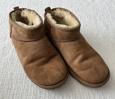 UGG Women's Short Boots Size 6 UGG S/N 1130750K