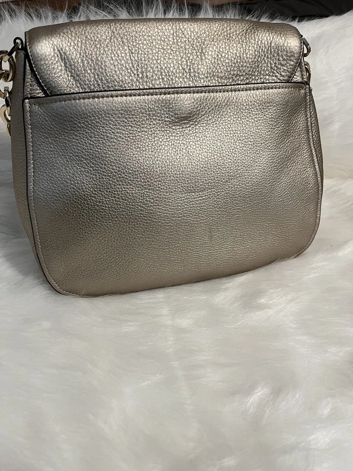 $248 Bolso de Hombro Hobo Calvin Klein Lynn con Solapa de Guijarro con MANGO DE ESLABONES DE CADENA Foto 3 de 4