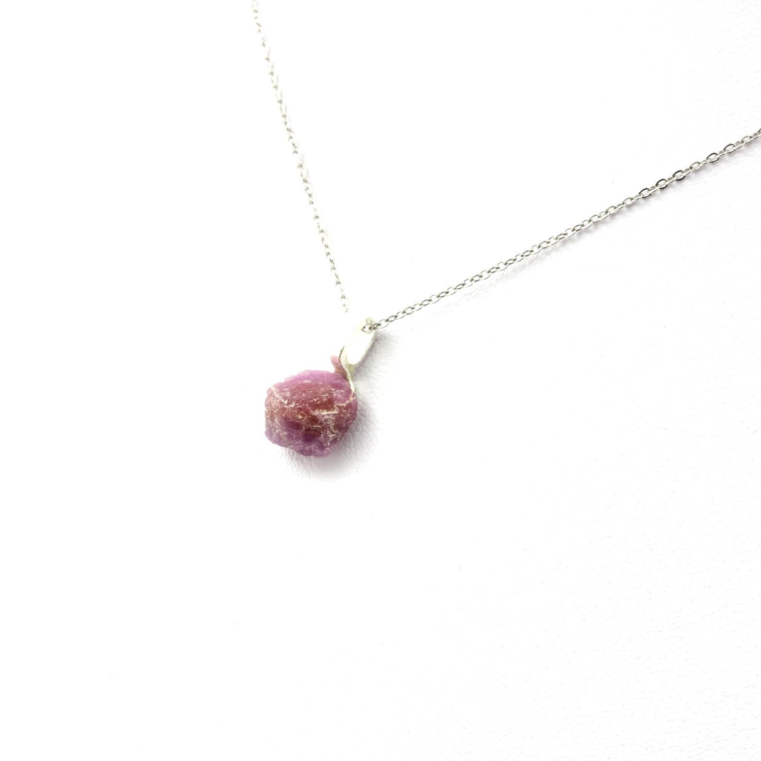 Collier Rubis brut naturel de 8.28 ct avec bélière en argent pour femme éprise d'authenticité