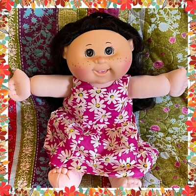 Schöne Cabbage Patch Kinder Puppe Jakks Pacific Girl schwarze Haare Sommersprossen