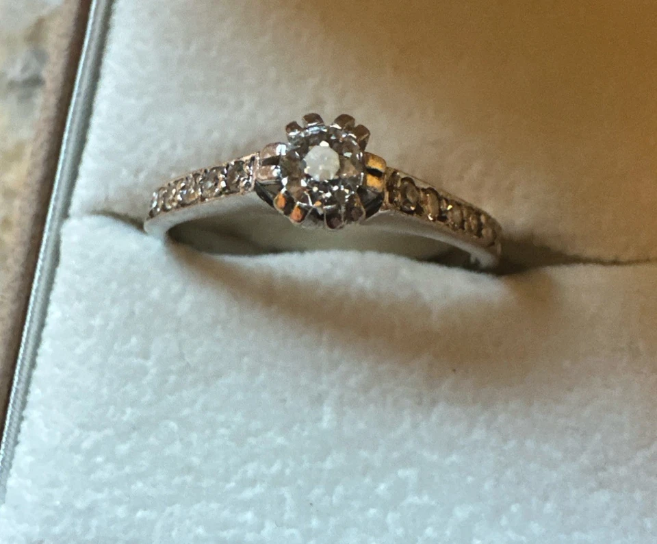 Ring, Wg 750, Diamanten,Gr.57(18), 3,07 Gramm, 11 Diamanten, Hauptstein ca 3 mm